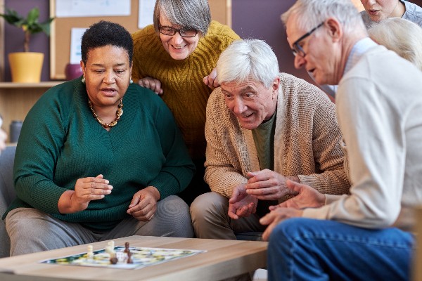 personnes agees jouant a des jeux de societe ensemble