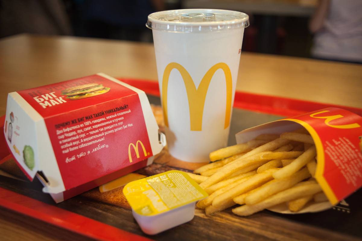 plateau avec big mac frites et boisson Mc donalds